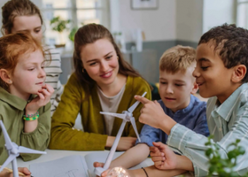 Solving complex environmental and social issues through teaching sustainability to Generations X, Y, and ZSolving complex environmental and social issues through teaching sustainability to Generations X, Y, and Z